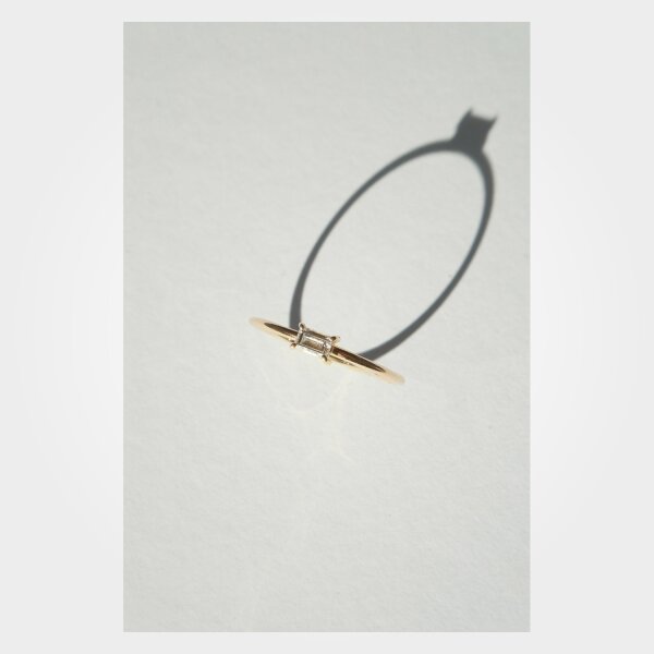 WIRE SOLITAIRE RING, von SASKIA DIEZ